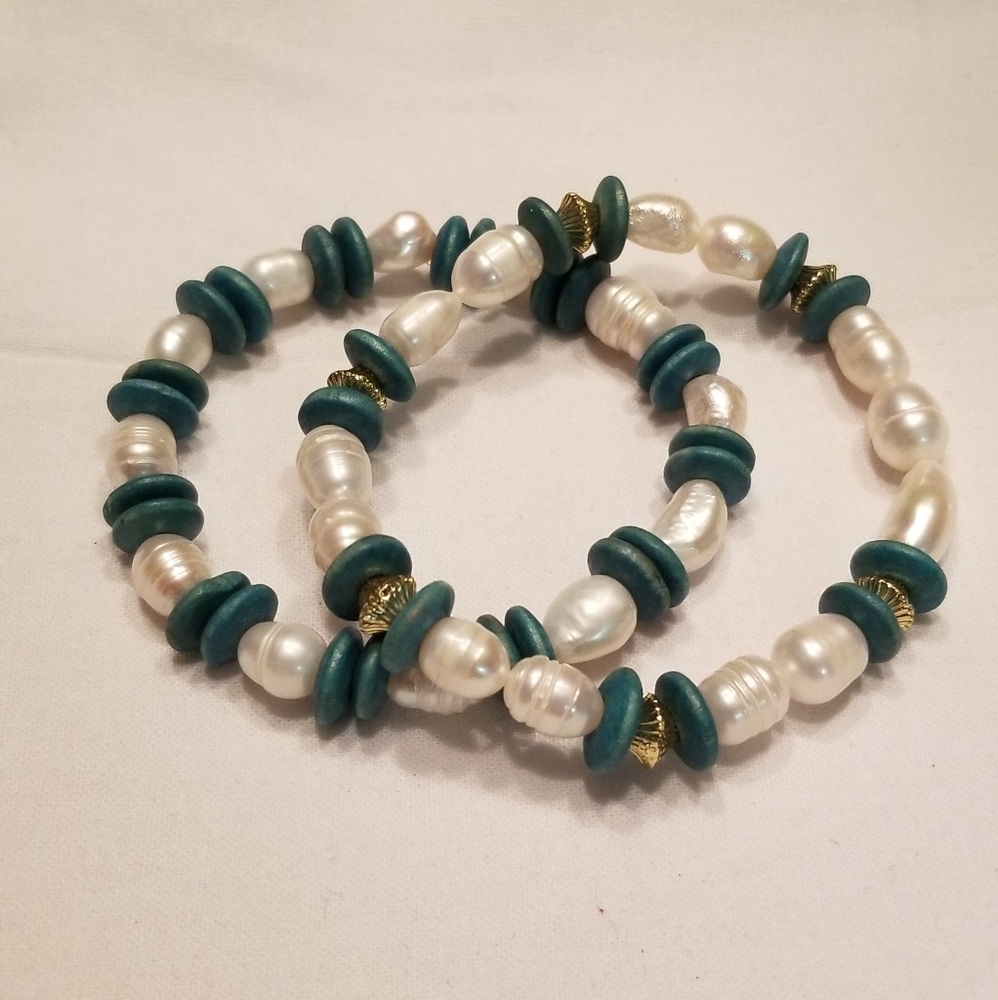 🎉HP! ⚪💙 Fun aqua and pearl stretch bracelet set
